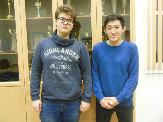 На фото слева направо: Артур Артемьев (ИЭСТ) - чемпион университета по русским шашкам и Эрдни Цабдыров (ИЭСТ) - чемпион университета по шахматам.