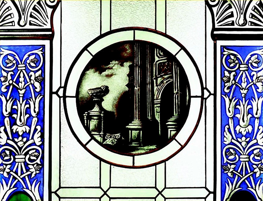 Фрагмент комбинированного витража с медальоном «Античные руины». 2004 г. Автор - Хвалов С.А.