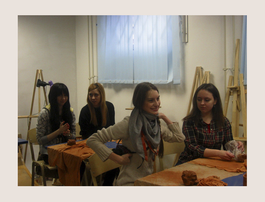 Студенты 2 курса кафедры истории и теории искусств на практике в керамической мастерской