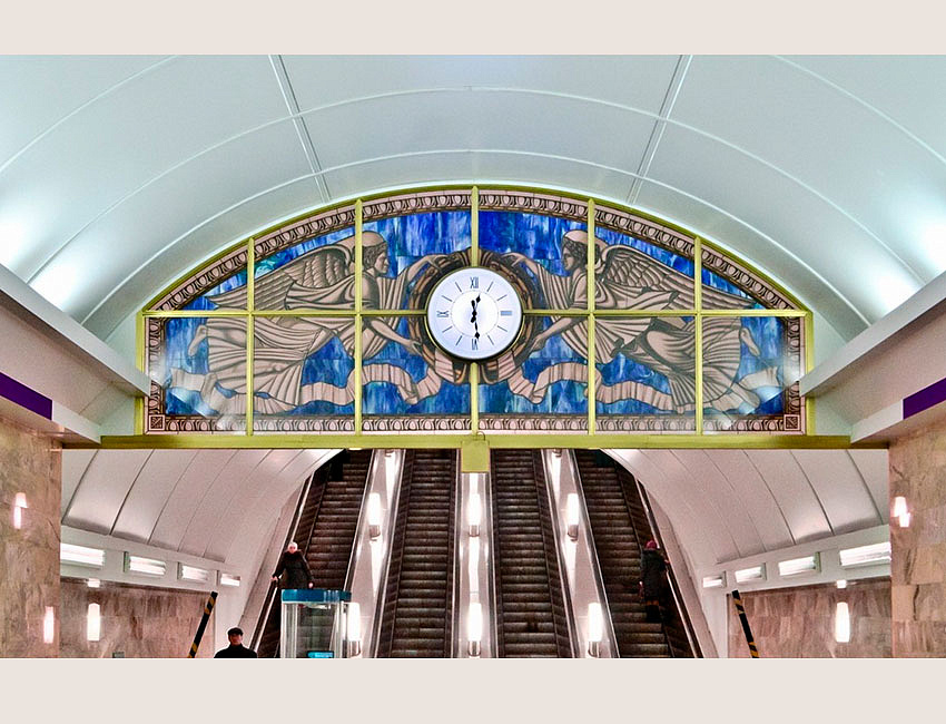 Часы на станции метро «Адмиралтейская» в Санкт-Петербурге. Автор - Хвалов С.А.