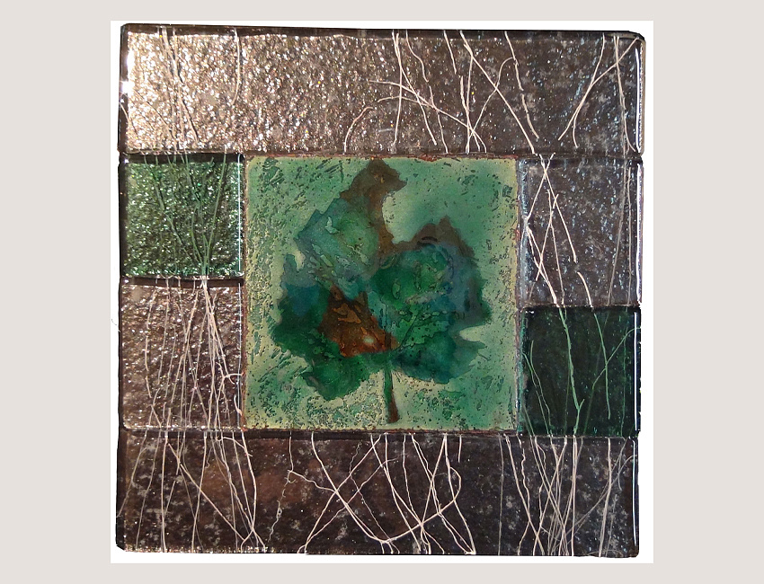 «Последний лист», 2016 г., медь, горячая эмаль, стекло, травление, фьюзинг, прозрачная эмаль по протравленному фону, 21 х 21 см. Собственность автора.